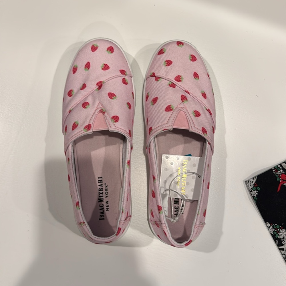 Isaac Mizrahi Women's Strawberry Flats - Picture 3 of 9